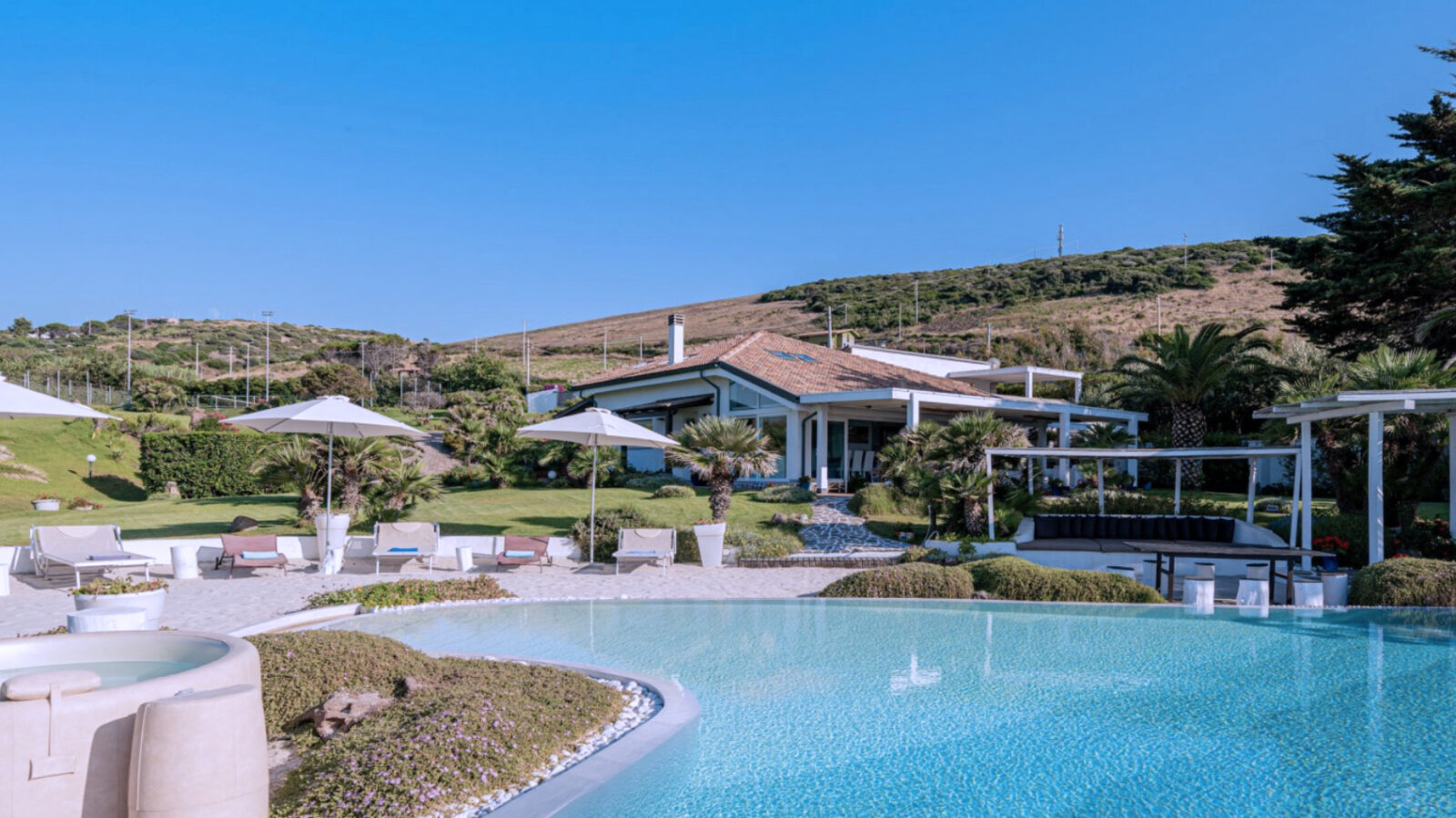 VILLA CON PISCINA, ELIPORTO PRIVATO E CAMPO DA TENNIS