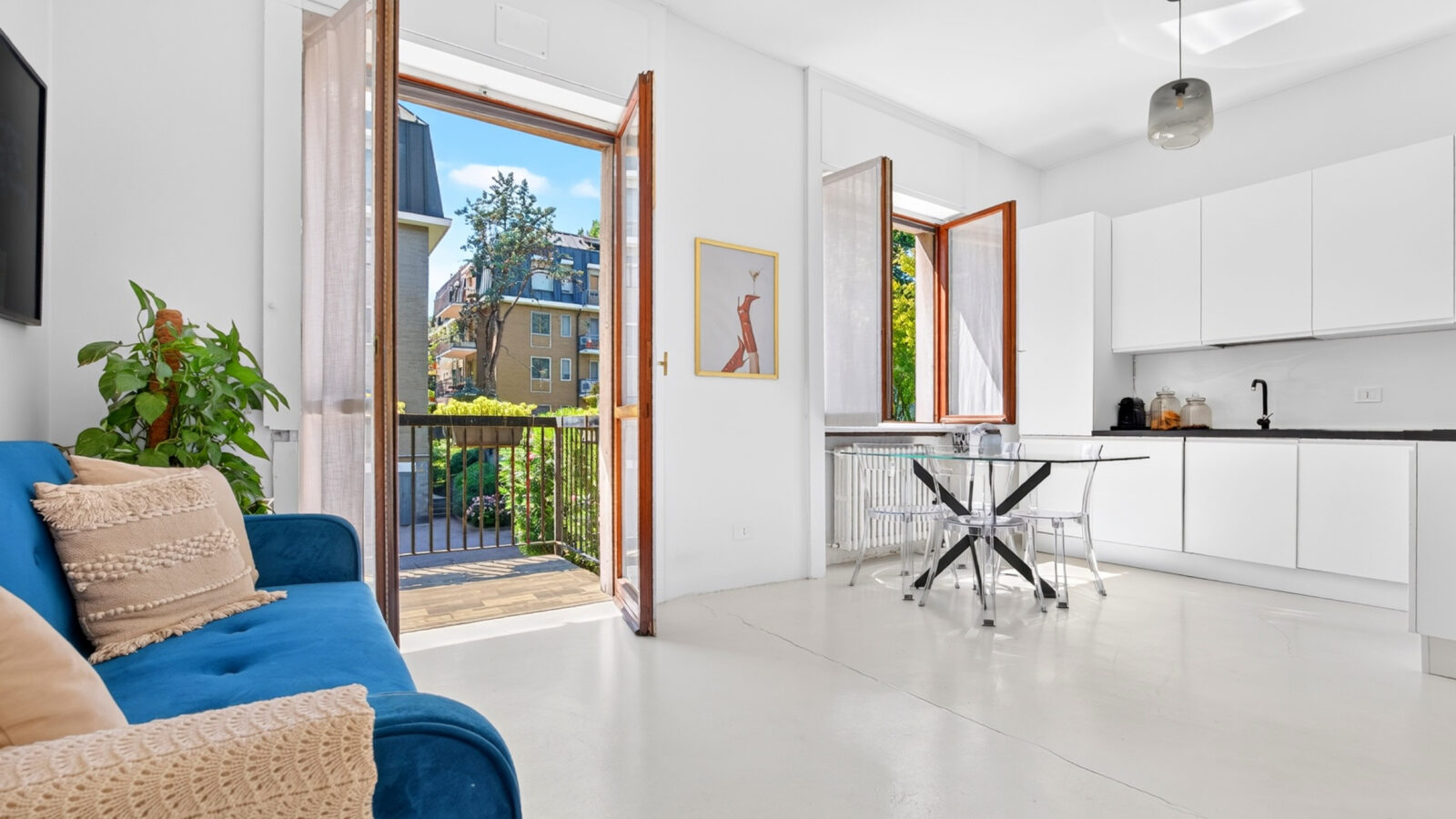 DUE LOCALI CON BALCONE – ARREDATO