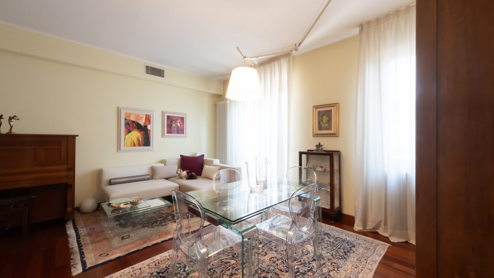 3 LOCALI CON DOPPI SERVIZI – PIANO ALTO E BALCONE