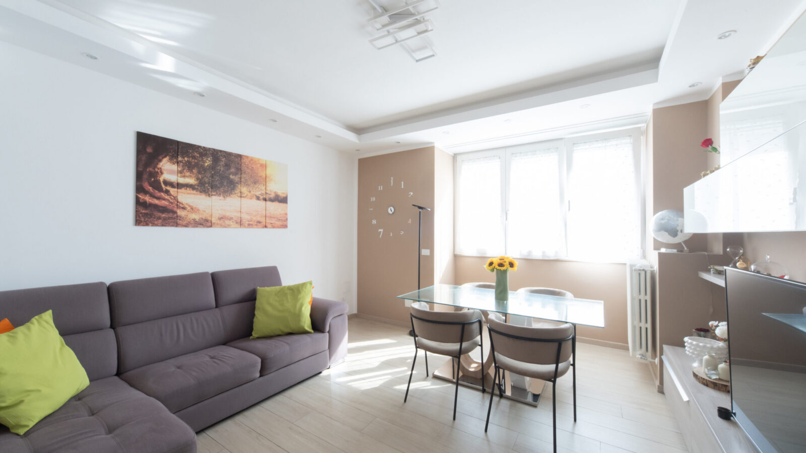 2 LOCALI CON BALCONE RISTRUTTURATO E ARREDATO