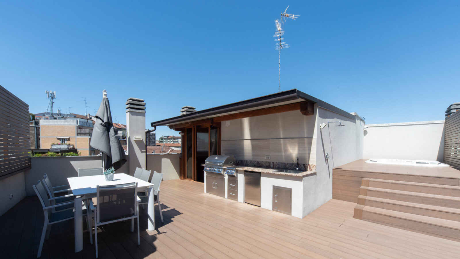 ATTICO CON TERRAZZI E BOX