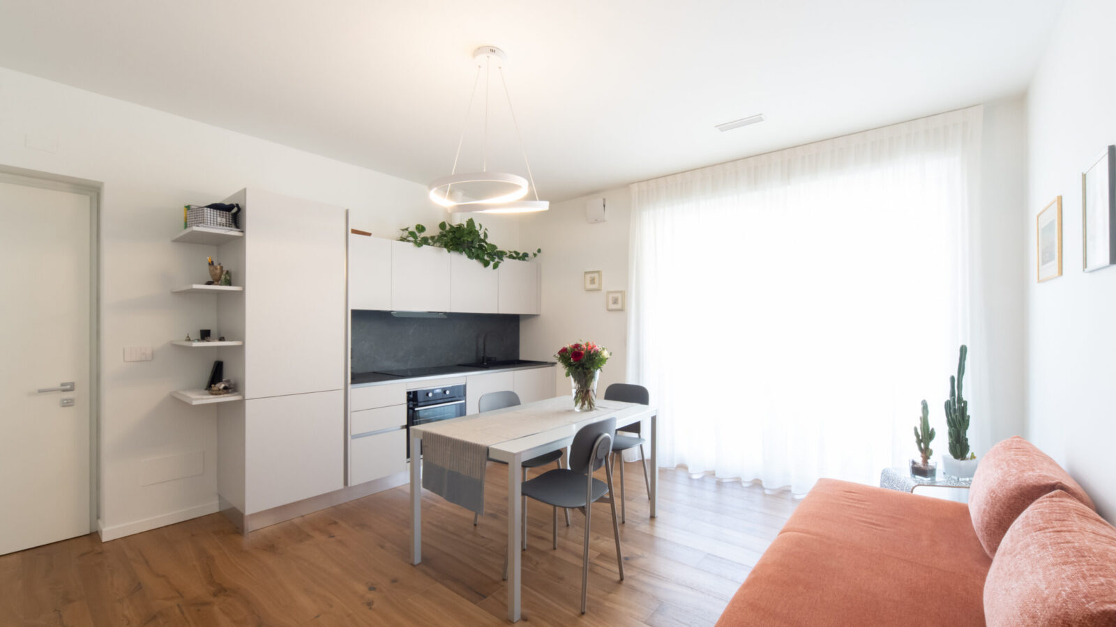 DUE LOCALI PIANO ALTO CON TERRAZZO