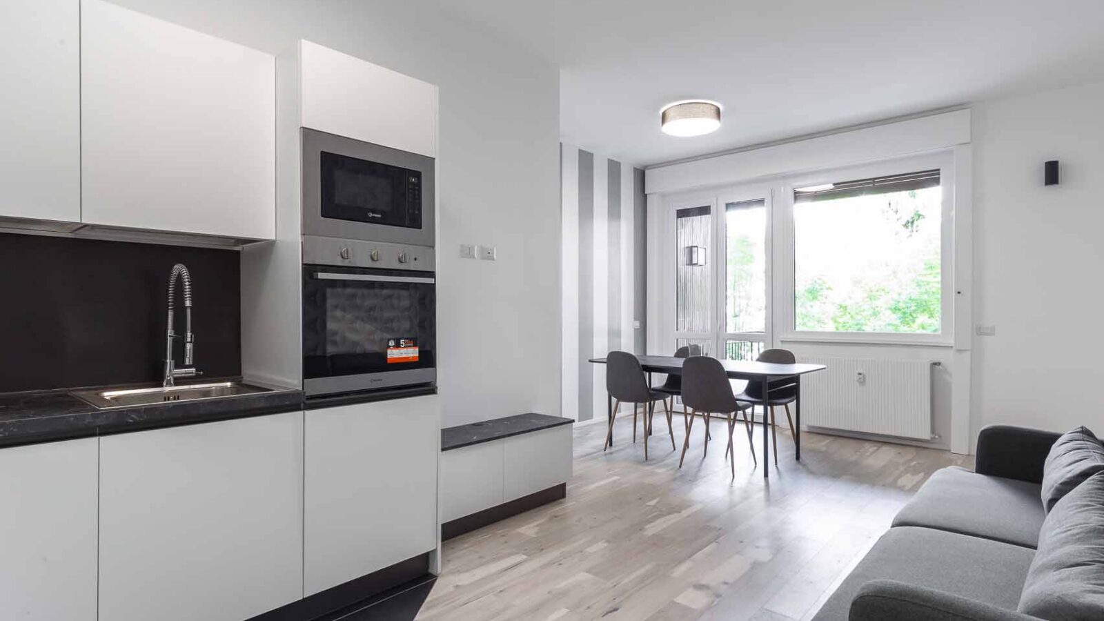 TRE LOCALI CON TERRAZZO