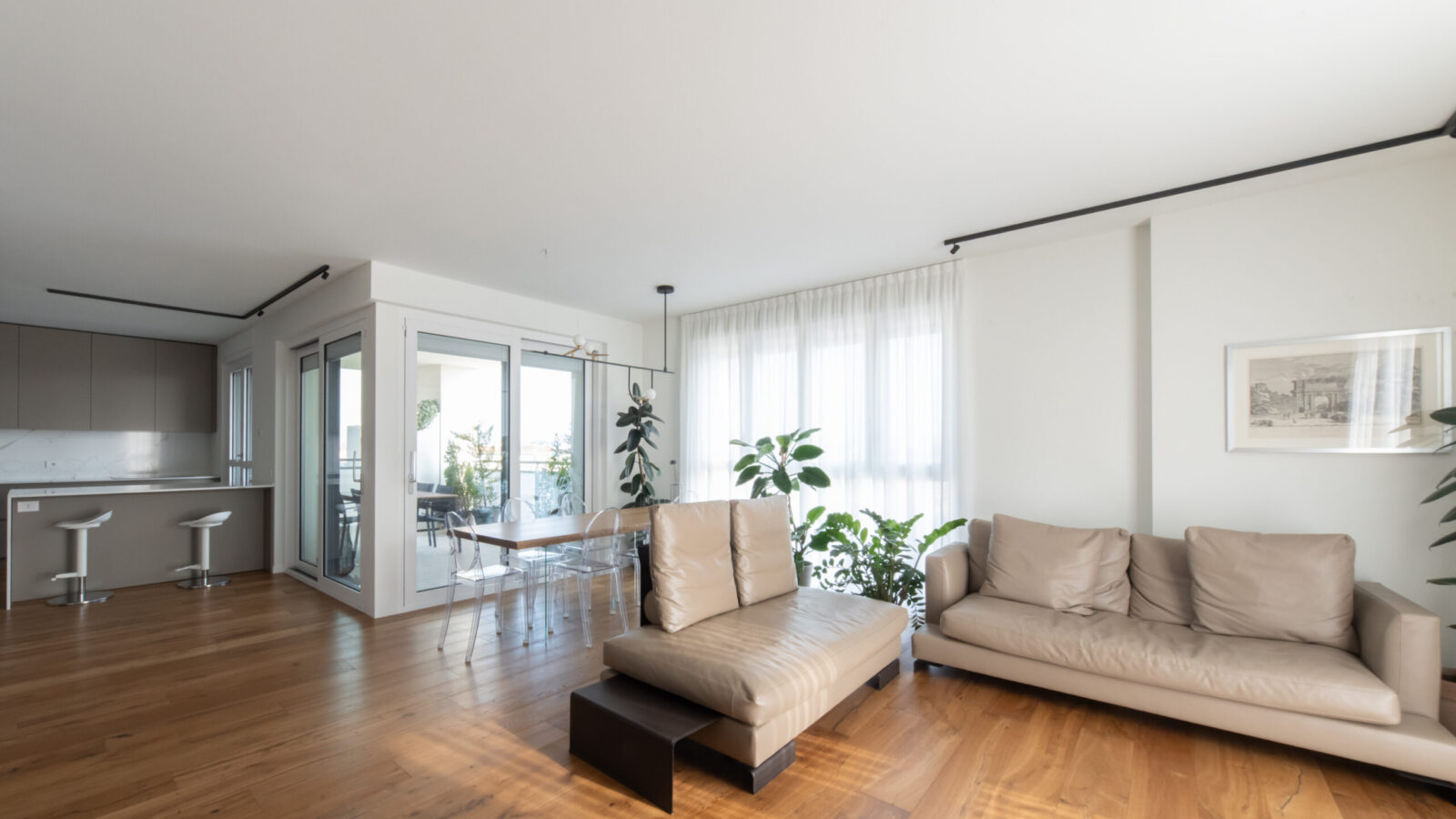 PRESTIGIOSO ATTICO DI 4 LOCALI CON TERRAZZO E BOX