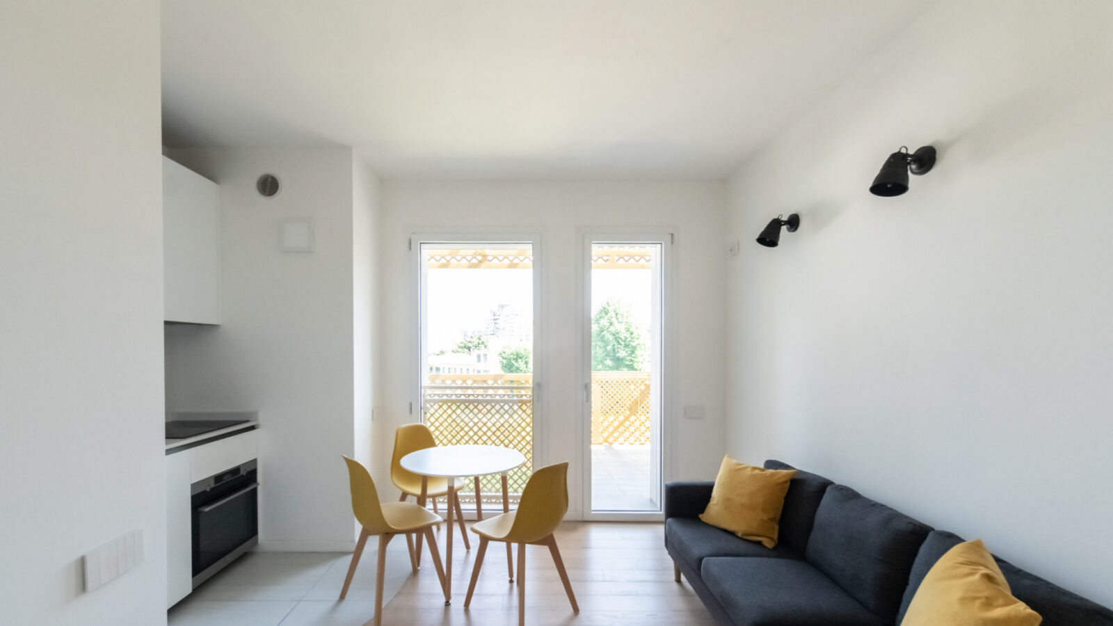 2 LOCALI ARREDATO CON TERRAZZO