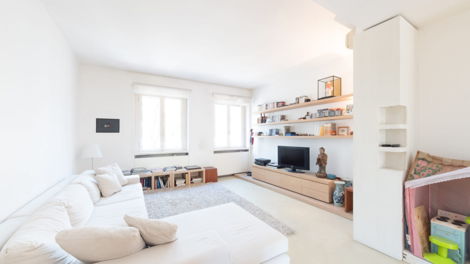 3 LOCALI PIANO ALTO CON BALCONE E BOX