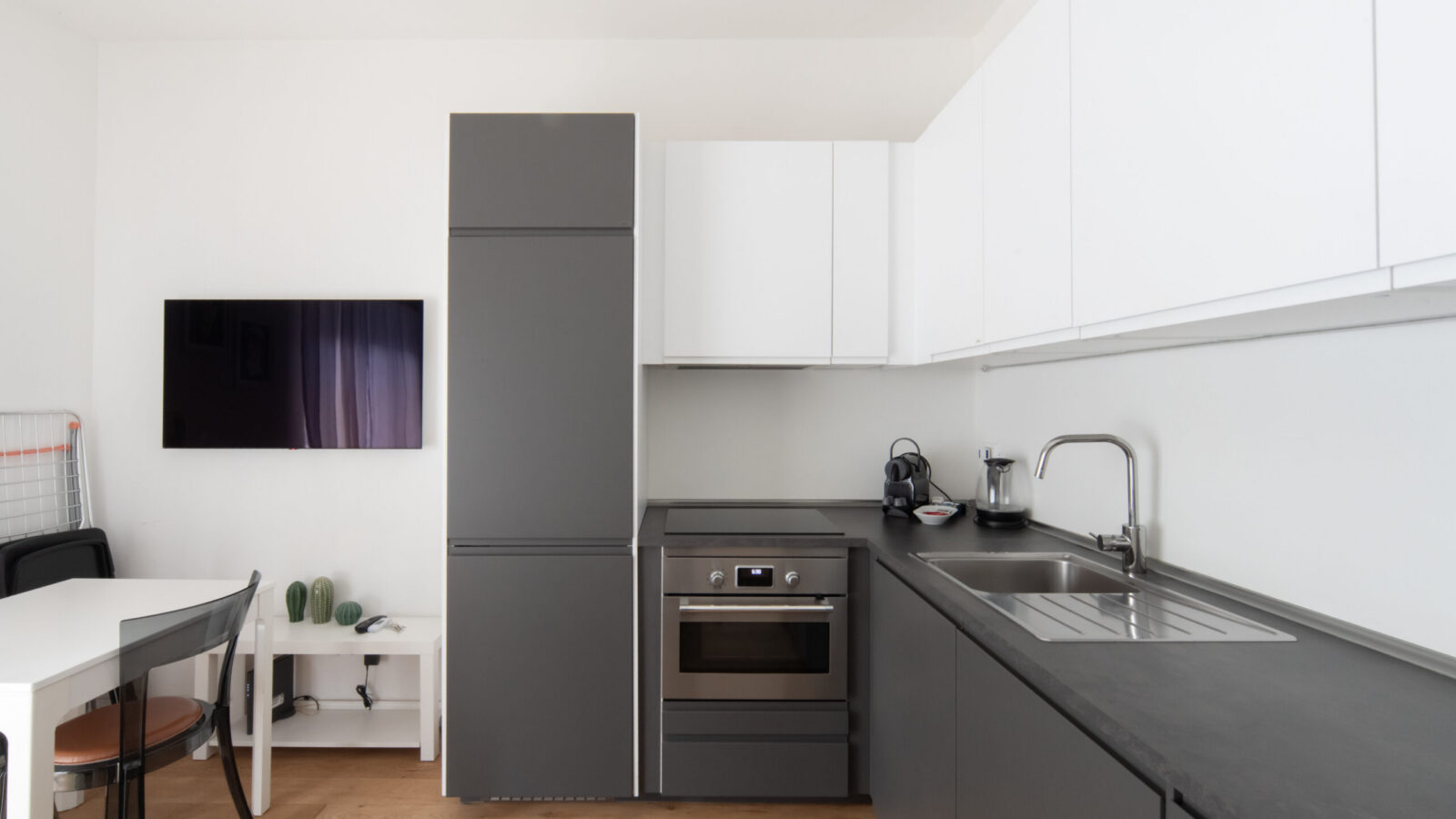 2 LOCALI CON BALCONE RISTRUTTURATO E ARREDATO